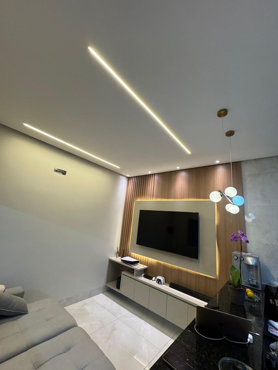 Ambiente moderno e aconchegante com iluminação embutida e design refinado. Projeto elétrico executado pela Eletro Santos, unindo segurança, estética e eficiência em cada detalhe ⚡