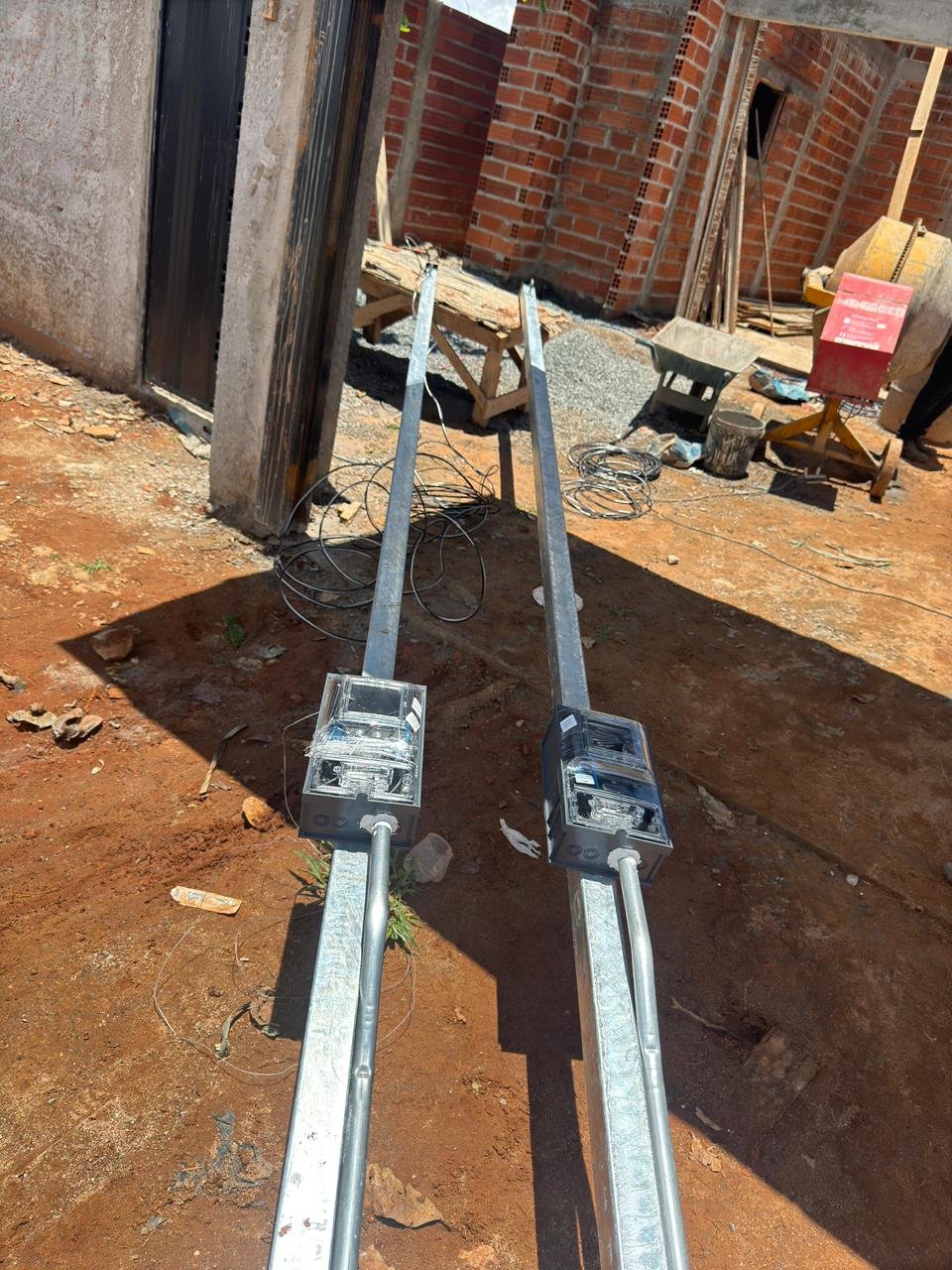 Instalações elétricas seguras e eficientes feitas pela equipe Eletro Santos. Padrões de energia completos, com materiais certificados e acabamento profissional, garantindo qualidade e segurança para seu imóvel. ⚡