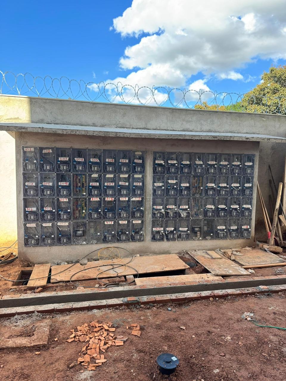 Padrões de energia instalados com excelência pela Eletro Santos. Equipe especializada, materiais de alta qualidade e garantia de segurança em cada detalhe do seu projeto elétrico. 🔌